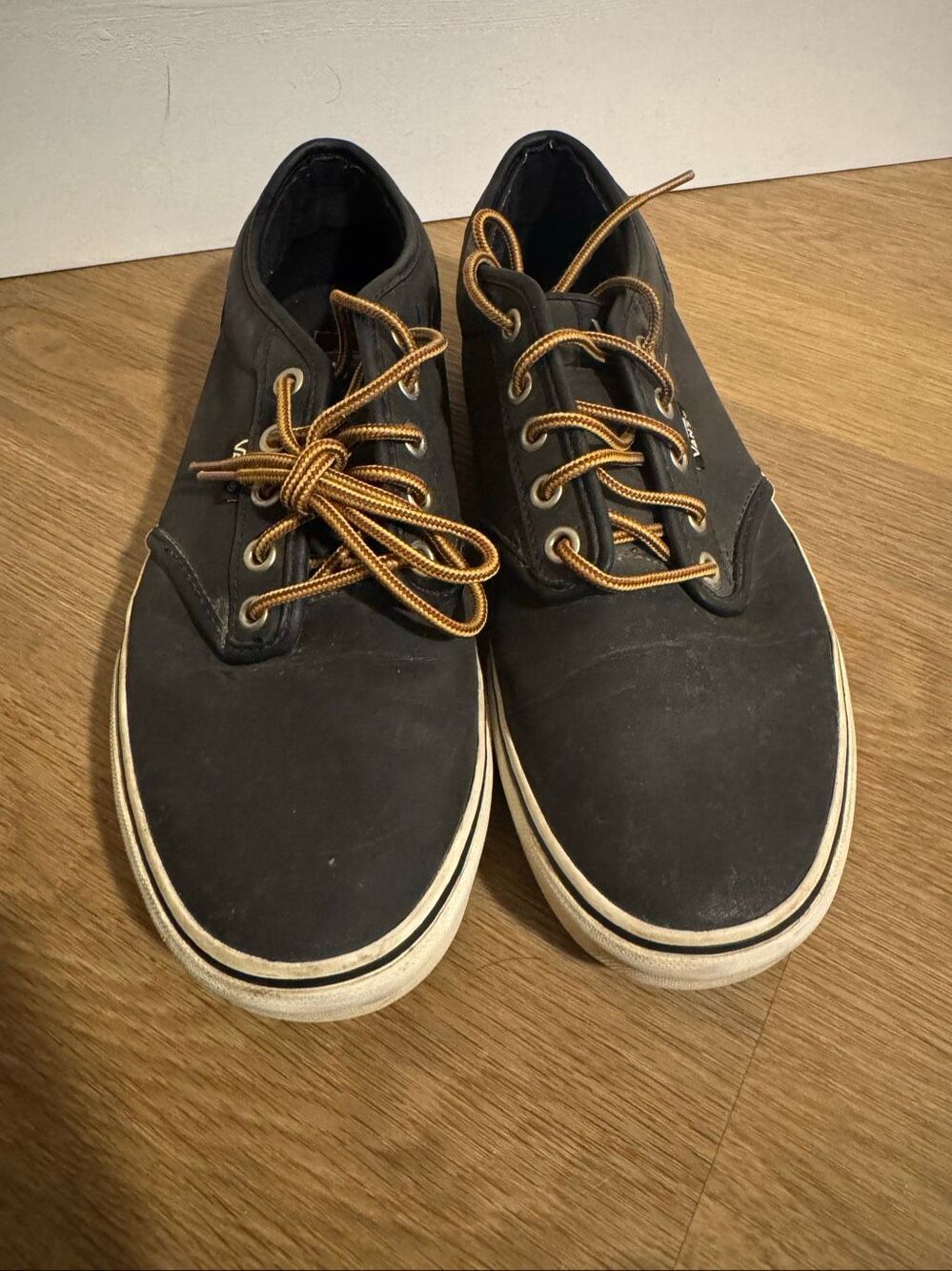 Vans Men’s 9.5 Black Low Top Lace Up Skate Sneakers Brown Laces